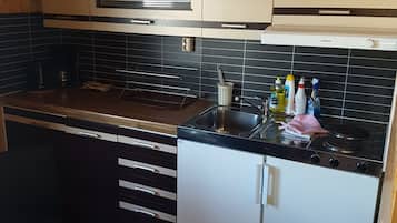 Traditional Cottage, 3 Bedrooms | Private kitchen | Fridge, oven, stovetop, coffee/tea maker