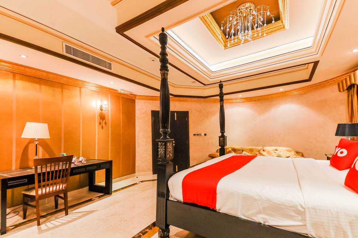 Executive Room, 1 King Bed | Desk, iron/ironing board, WiFi (free), bed sheets
