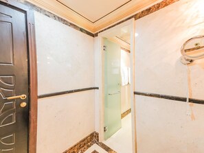 Executive-Zimmer, 1 King-Bett | Badezimmer | Dusche, kostenlose Toilettenartikel, Handtücher, Seife