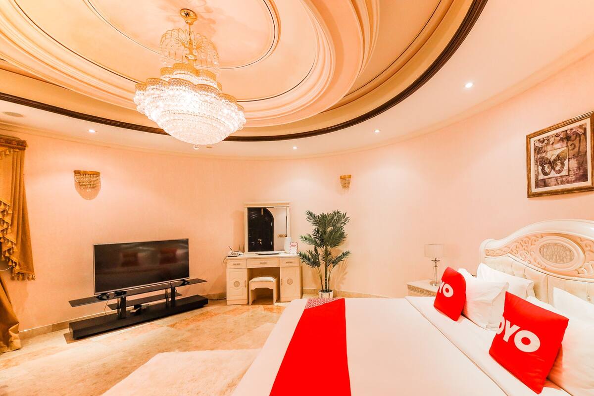 Deluxe Double Room | Desk, iron/ironing board, WiFi (free), bed sheets