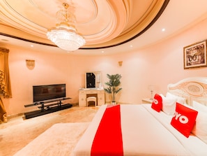 Kahden hengen deluxe-huone | Työpöytä, silitysrauta/-lauta, ilmainen Wi-Fi, vuodevaatteet