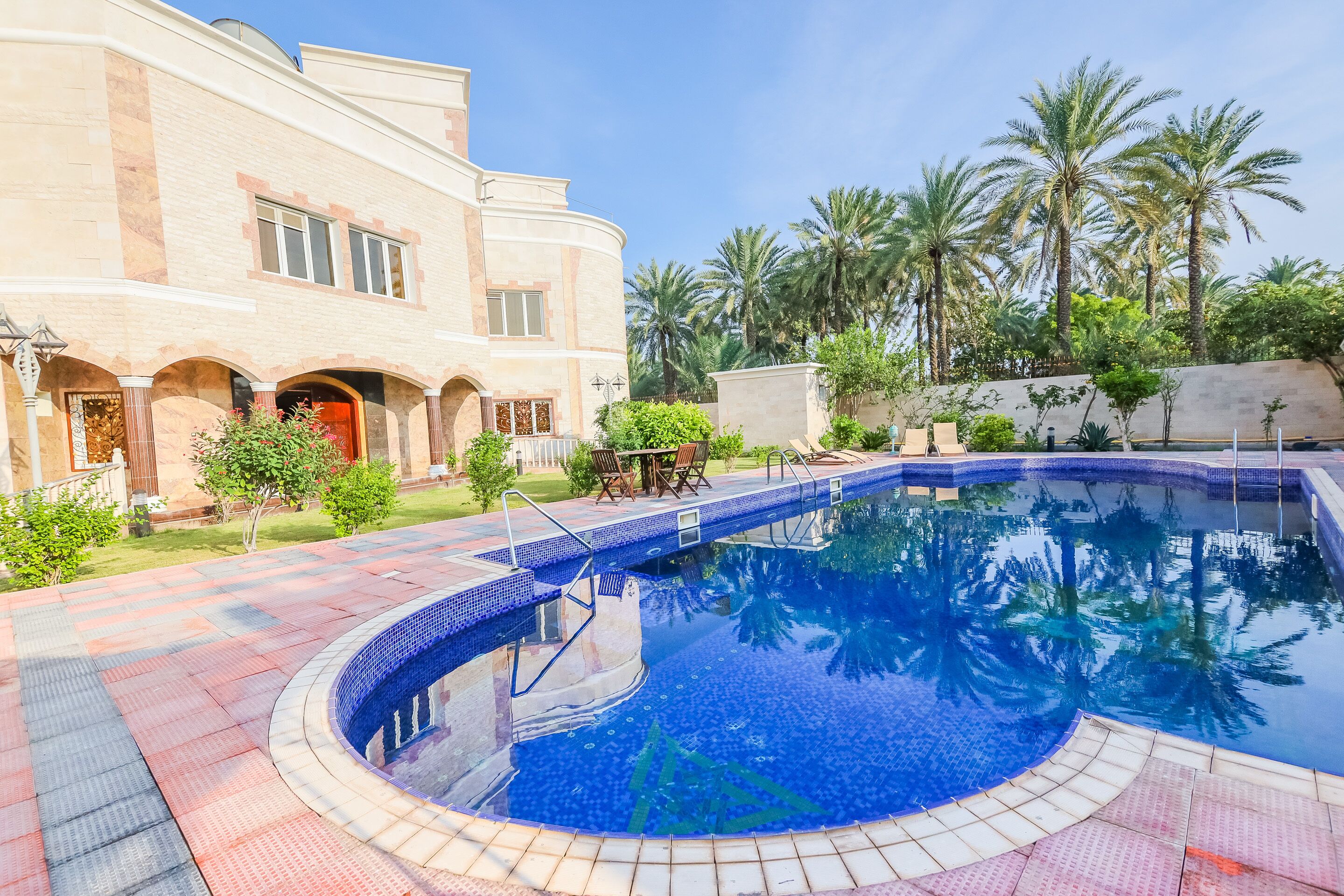 حمّام سباحة خارجي