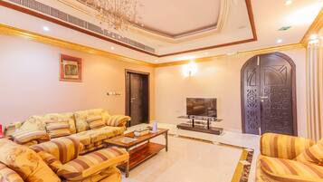 Executive-huone, 1 suuri parisänky | Oleskelualue | 32–tuumainen taulutelevisio, jossa satelliittikanavat