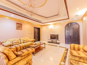 Executive-huone, 1 suuri parisänky | Oleskelualue | 32–tuumainen taulutelevisio, jossa satelliittikanavat