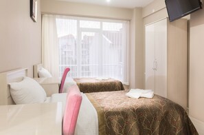 Escritorio, sistema de insonorización, wifi gratis y ropa de cama 