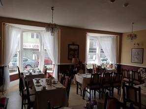 Breakfast, lunch, dinner served; Irish cuisine  - Myles Creek Guesthouse (Kilkee)