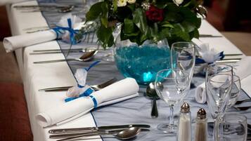 Breakfast, lunch, dinner served; Irish cuisine