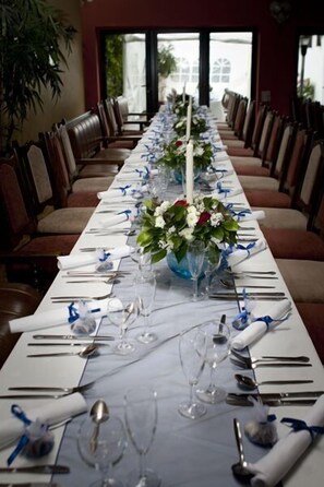 Melayani sarapan, makan siang, makan malam; sajian masakan Irlandia