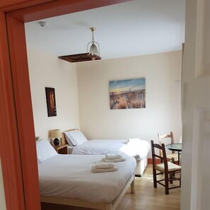 Schreibtisch, Bügeleisen/Bügelbrett, Reisekinderbett, kostenloses WLAN