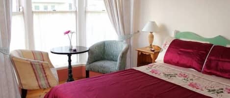 Escrivaninha, ferros/tábuas de passar roupa, berço de viagem