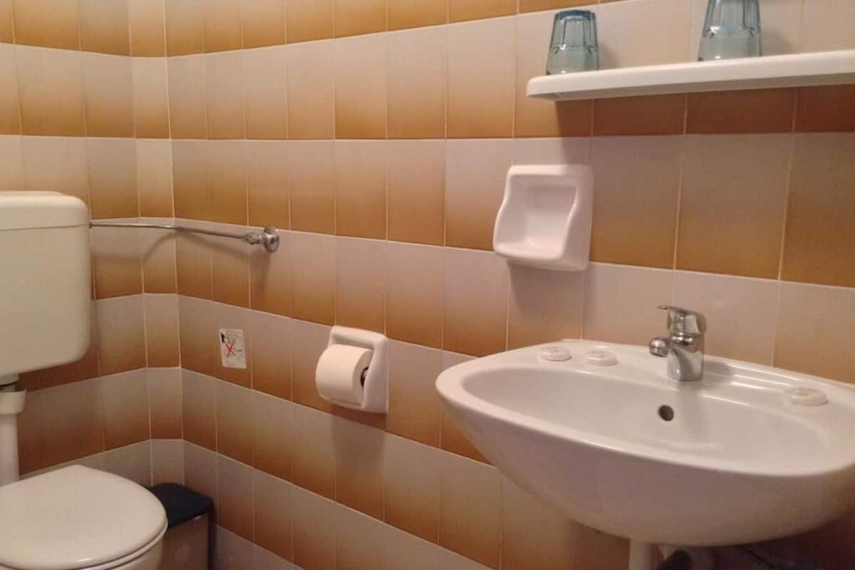 free cots/infant beds, free wifi