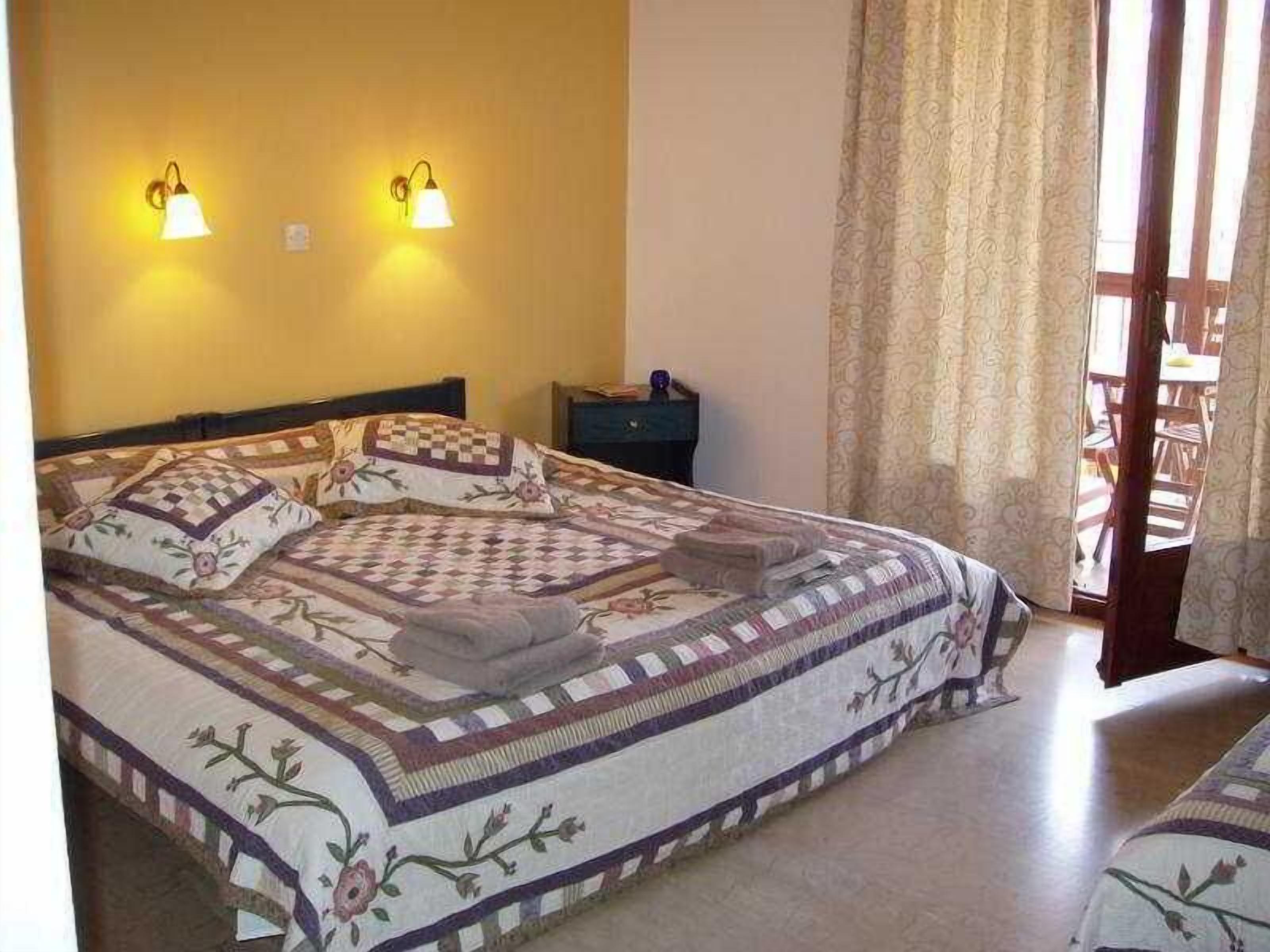 free cots/infant beds, free wifi