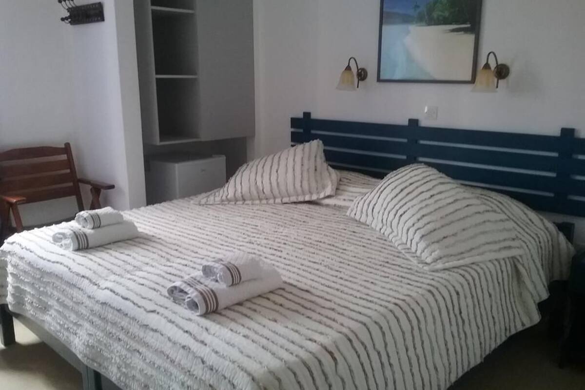 free cots/infant beds, free wifi