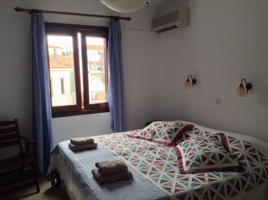 free cots/infant beds, free wifi