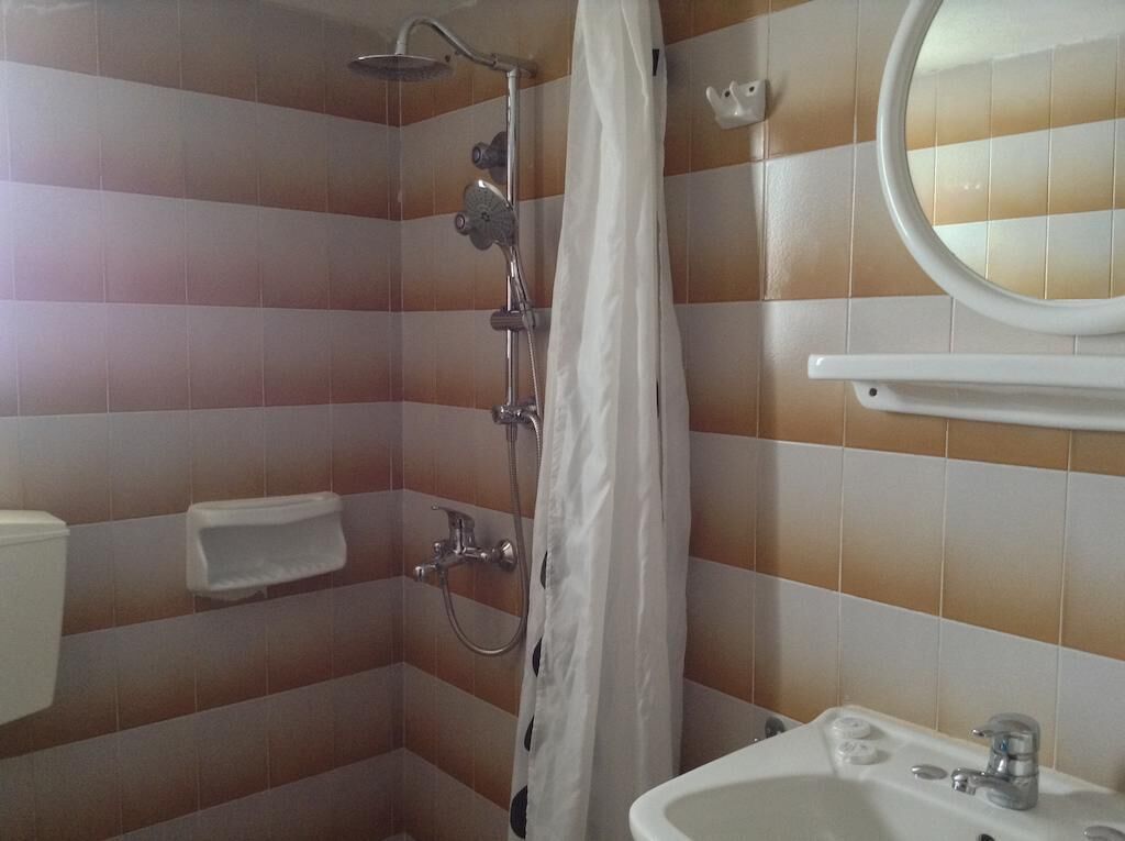 free cots/infant beds, free wifi