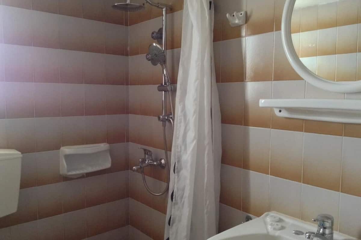 free cots/infant beds, free wifi