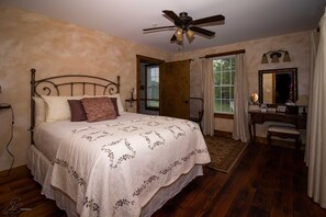 Premium bedding, iron/ironing board, free WiFi, bed sheets - The Old Lantern Inn and Barn (Charlotte)