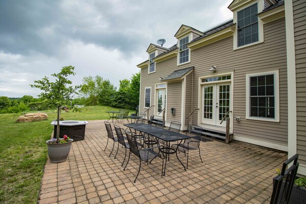 Property grounds - The Old Lantern Inn and Barn (Charlotte)