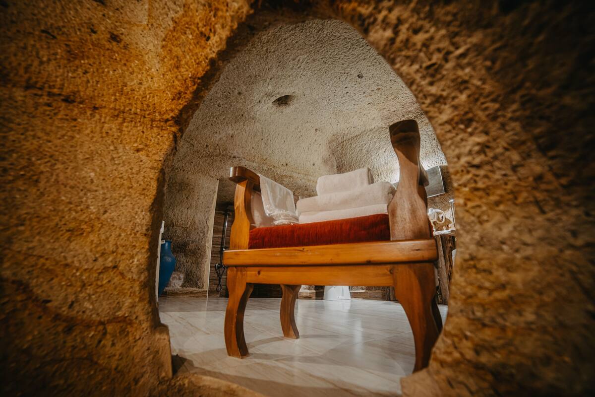 romantic suite | premium bedding, minibar, desk, iron/ironing board