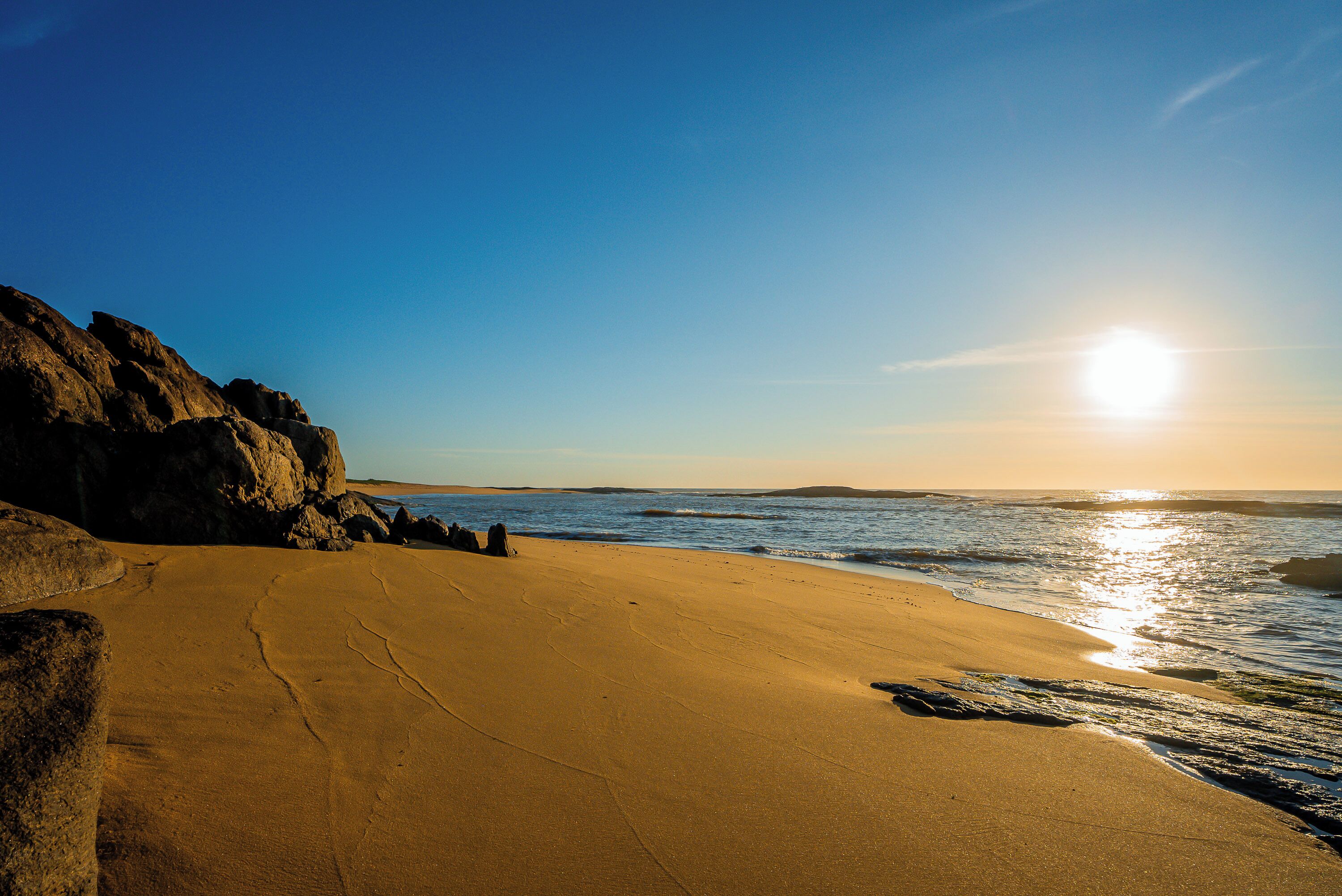 Guarda-sóis, toalhas de praia, prática de mergulho livre no local 