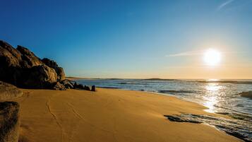 Guarda-sóis, toalhas de praia, prática de mergulho livre no local