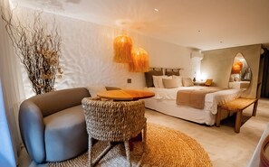Luxe kamer | Hypoallergeen beddengoed, een minibar, een kluis op de kamer, een bureau