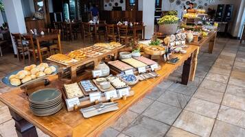 Free daily buffet breakfast