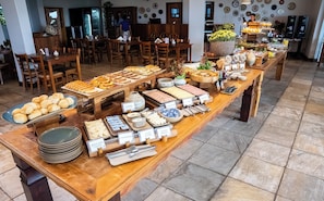 Café da manhã com buffet grátis todos os dias