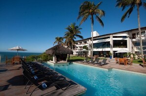 Utomhuspool, öppet 08.00 till 22.00, parasoller och solstolar