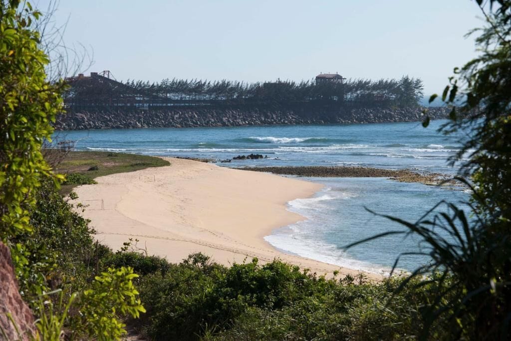 Payung pantai, handuk pantai, snorkeling, dan memancing