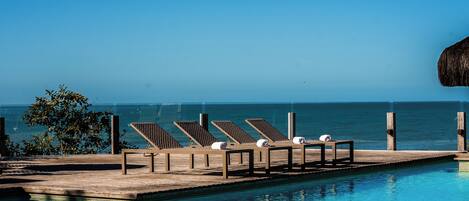 Una piscina al aire libre (de 08:00 a 22:00), sombrillas, tumbonas