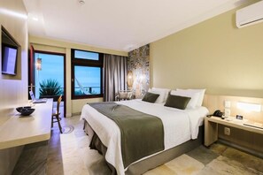 Suite Luxo | Ropa de cama hipoalergénica, minibar, caja fuerte y escritorio