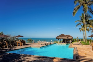 Una piscina al aire libre (de 08:00 a 22:00), sombrillas, tumbonas