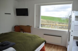 Habitación estándar con 1 cama matrimonial o 2 individuales, baño compartido | Escritorio, wifi gratis y ropa de cama 
