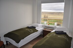Habitación estándar con 1 cama matrimonial o 2 individuales, baño compartido | Escritorio, wifi gratis y ropa de cama 