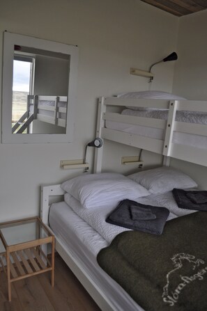 Habitación triple, baño compartido | Escritorio, wifi gratis y ropa de cama 