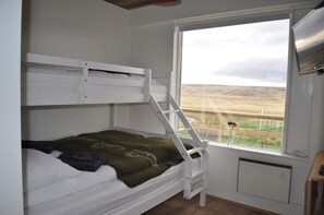 Habitación triple, baño compartido | Escritorio, wifi gratis y ropa de cama 
