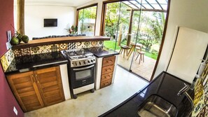 House (3 Quartos /3 Rooms) | Private kitchen | Fridge, stovetop, cookware/dishes/utensils - Vila Pérola Negra (Itacaré)