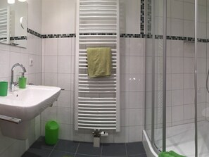 Double Room, Private Bathroom (Doppel getrennte Betten) | Bathroom - Messezimmer4u (Düsseldorf)