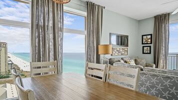 Condo, 3 Bedrooms, Sea View (1401) | In-room dining