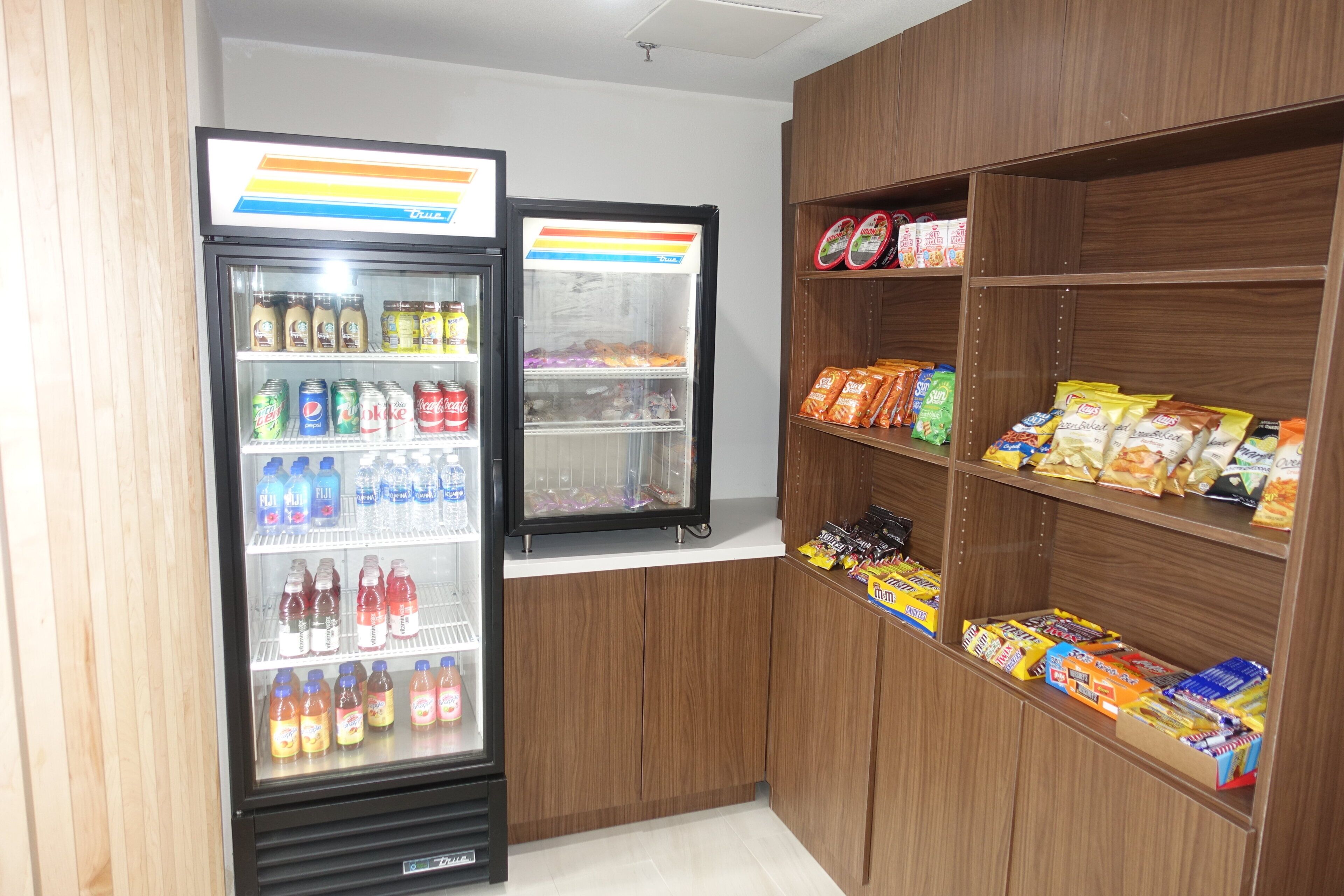 Máquina automática com diversas bebidas e lanches.