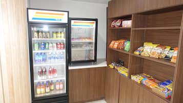 Máquina automática com diversas bebidas e lanches.