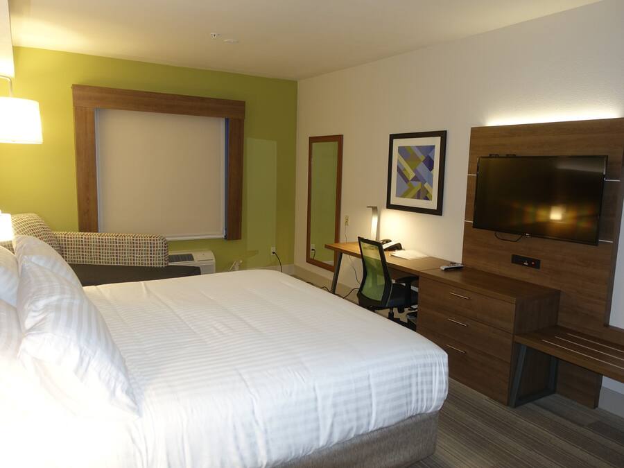 Värdeförvaringsskåp på rummet, skrivbord och arbetsyta för laptop