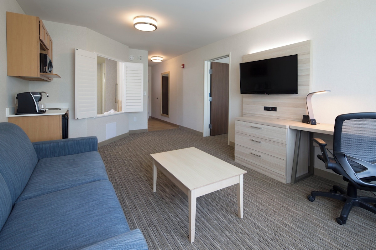 King Executive Suite w/ Whirlpool | Down comforters, in-room safe, desk, laptop workspace