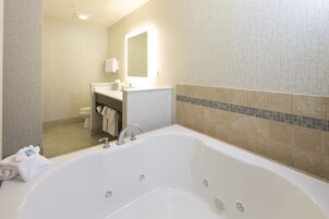 Suite, 1 cama de matrimonio grande con sofá cama | Edredones de plumas, caja fuerte, escritorio
