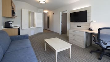 Selimut bulu angsa, brankas, meja kerja, dan ruang kerja ramah laptop