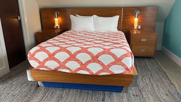 Quarto básico, 1 cama Queen, vista para o oceano | Roupas de cama premium, camas com colchões pillow-top