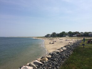 Beach nearby, white sand, beach umbrellas, beach towels - Surfside Inn Chatham (Chatham)