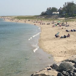 Plage à proximité, sable blanc, parasols, serviettes de plage