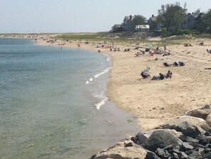 鄰近海灘、白沙、遮陽傘、海灘浴巾